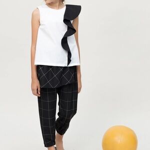 NWT MOTORETA “Mariana” White Sleeveless blouse w/Black Ruffle, size 5